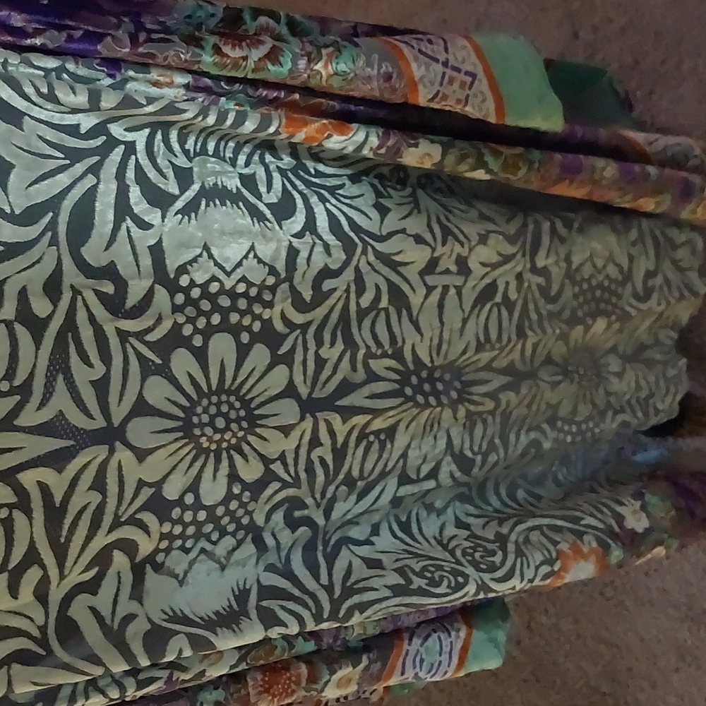 Floral shawl - Picture 2 of 4